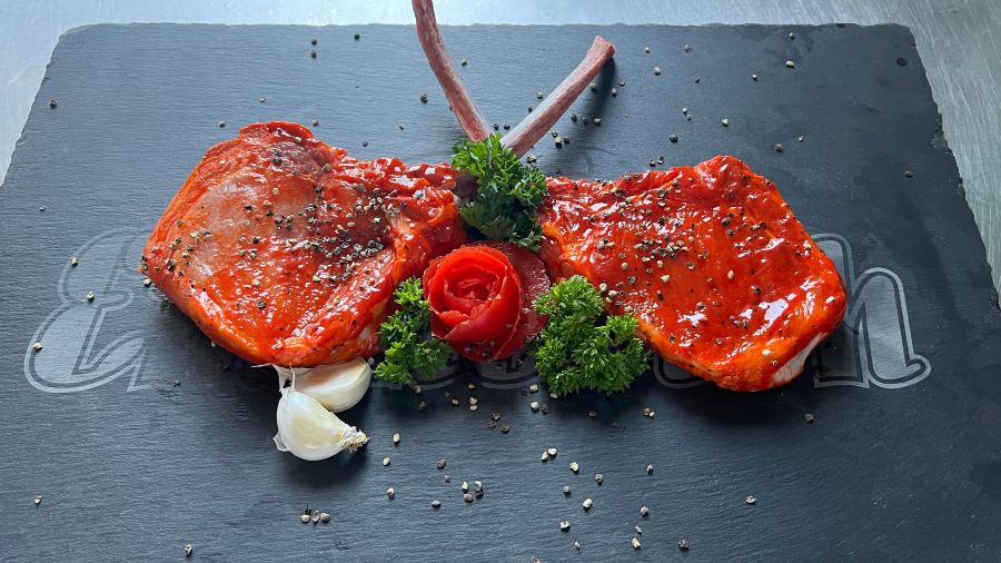 Zwei saftig marienierte Koteletts auf einer Emmerich Schiefertafel