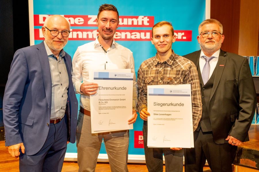 Kai Emmerich hält eine Ehrenuhrkunde